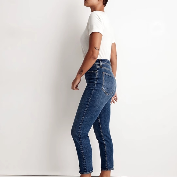 Madewell Curvy Perfect Vintage Jean in Manorford Wash: Instacozy Edition. 23 - Picture 4 of 8